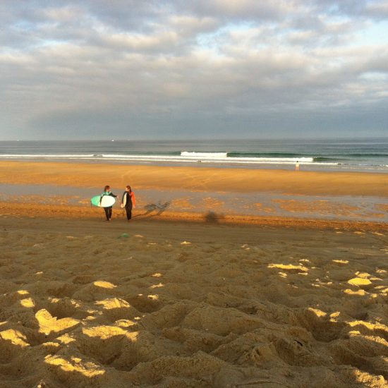 Ces deux surfeuses au niveau débutant et intermédiaire voulaient surfer ensemble, être coaché et comprendre les bancs de sable du moment pour savoir ou surfer après. Elles ont passé un super trip!