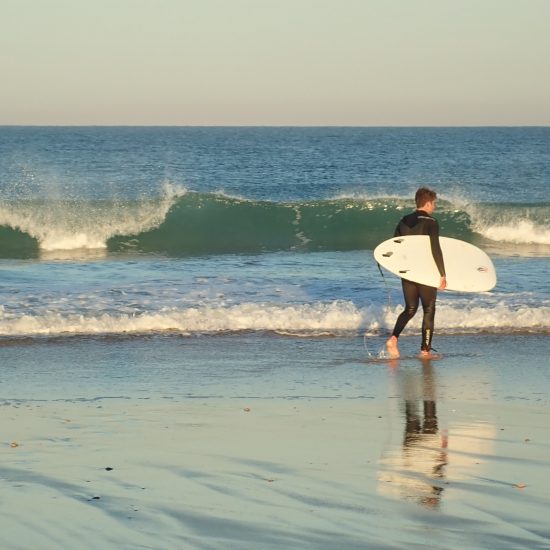 No need to be pro to enjoy a guided surf trip! This formula is perfectly suited for beginner to intermediate levels! We will find the best waves for your level on any one of our beautiful beaches